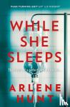 Hunt, Arlene - While She Sleeps - A gritty, compelling and page-turning thriller
