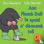 Julia Donaldson - Aon Fhamh Dall le spaid a' deanamh toll