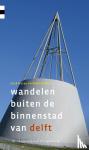 Hazeu, Cock, Kuiper, Peter - Wandelen buiten de binnenstad van Delft